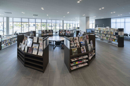 亀山市立図書館（「Kitto terrace 亀山」内）｜天童木工